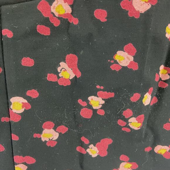 NWT CAbi Lean Tank Black & Red Floral Cropped Sleeveless Top L Rayon Women's - Picture 3 of 6